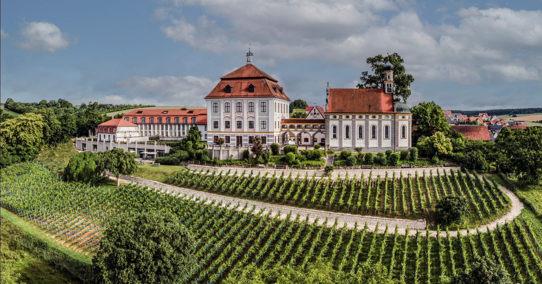 Hotel Schloss Leitheim mit Weinbergen